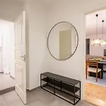 Stunning 5 Bedroom By The Lakes *