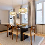 Stunning 5 Bedroom By The Lakes *