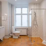 Stunning 5 Bedroom By The Lakes Apartment