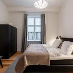 Stunning 5 Bedroom By The Lakes Apartment