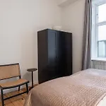 Stunning 5 Bedroom By The Lakes Apartment *