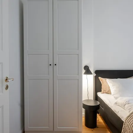 Apartment Stunning 5 Bedroom Apartment By The Lakes *