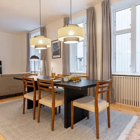 Stunning 5 Bedroom Apartment By The Lakes *