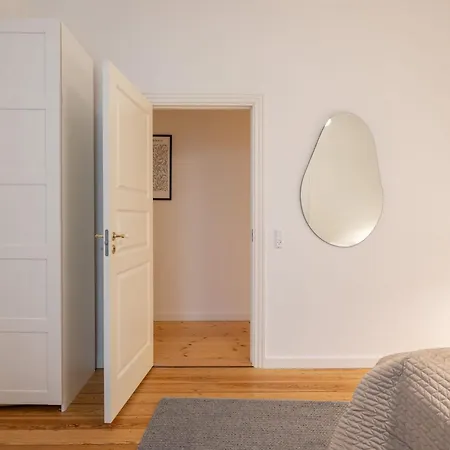 Stunning 5 Bedroom Apartment By The Lakes