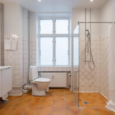 Stunning 5 Bedroom Apartment By The Lakes Apartment