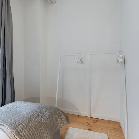 Stunning 5 Bedroom Apartment By The Lakes *