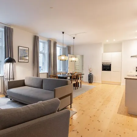 Stunning 5 Bedroom Apartment By The Lakes
