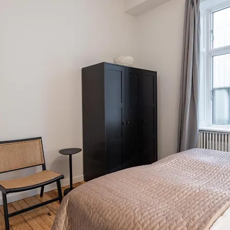 Stunning 5 Bedroom Apartment By The Lakes Apartment *