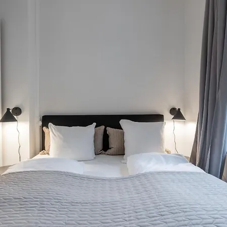 Stunning 5 Bedroom Apartment By The Lakes *