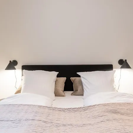 Stunning 5 Bedroom By The Lakes