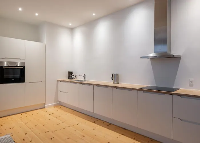 Stunning 5 Bedroom By The Lakes