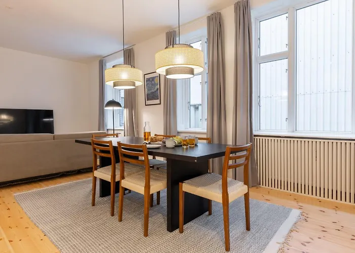 Stunning 5 Bedroom By The Lakes *