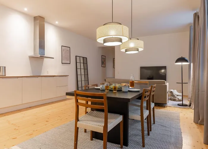 Daire Stunning 5 Bedroom By The Lakes