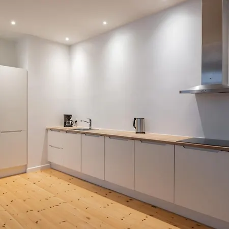 Stunning 5 Bedroom By The Lakes