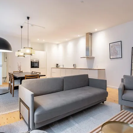 Апартаменты Stunning 5 Bedroom By The Lakes *