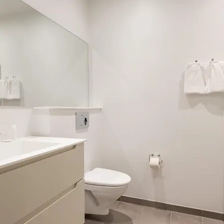 Апартаменты Stunning 5 Bedroom By The Lakes