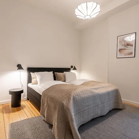 Апартаменты Stunning 5 Bedroom By The Lakes Копенгаген