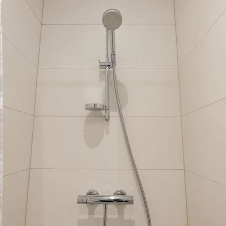 Апартаменты Stunning 5 Bedroom By The Lakes *